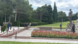 Müdafiə Nazirliyinin rəhbər heyəti Fəxri Xiyaban, Zəfər parkı və Hərbi Memorial Məzarlığı ziyarət edib (FOTO/VİDEO)