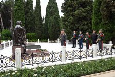 Müdafiə Nazirliyinin rəhbər heyəti Fəxri Xiyaban, Zəfər parkı və Hərbi Memorial Məzarlığı ziyarət edib (FOTO/VİDEO)