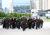 Müdafiə Nazirliyinin rəhbər heyəti Fəxri Xiyaban, Zəfər parkı və Hərbi Memorial Məzarlığı ziyarət edib (FOTO/VİDEO)
