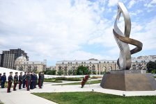 Müdafiə Nazirliyinin rəhbər heyəti Fəxri Xiyaban, Zəfər parkı və Hərbi Memorial Məzarlığı ziyarət edib (FOTO/VİDEO)