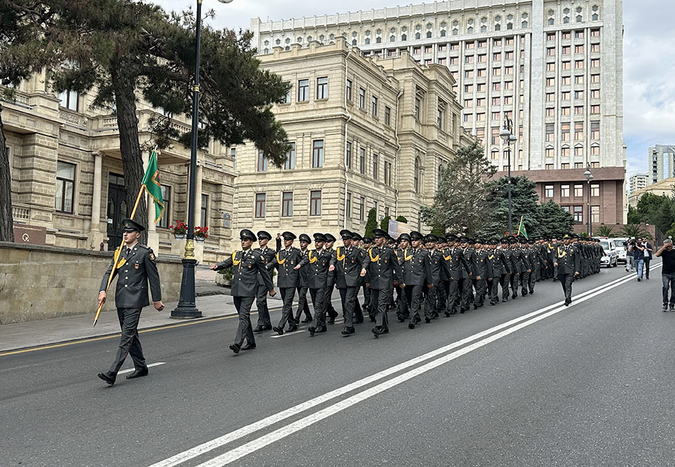 Silahlı Qüvvələr Günündə hərbi qulluqçuların yürüşləri təşkil olunub (FOTO)