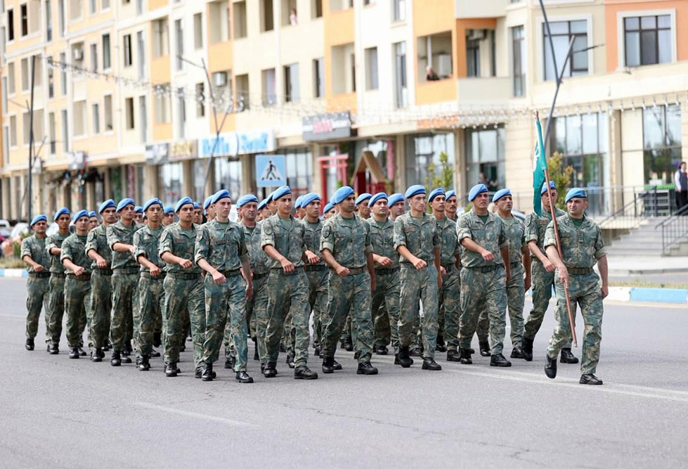 Silahlı Qüvvələr Günündə hərbi qulluqçuların yürüşləri təşkil olunub (FOTO)
