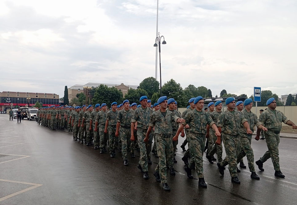 Silahlı Qüvvələr Günündə hərbi qulluqçuların yürüşləri təşkil olunub (FOTO)