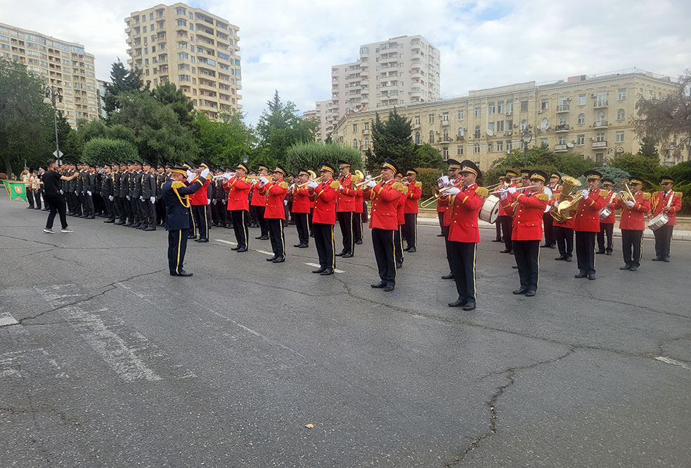 Silahlı Qüvvələr Günündə hərbi qulluqçuların yürüşləri təşkil olunub (FOTO)