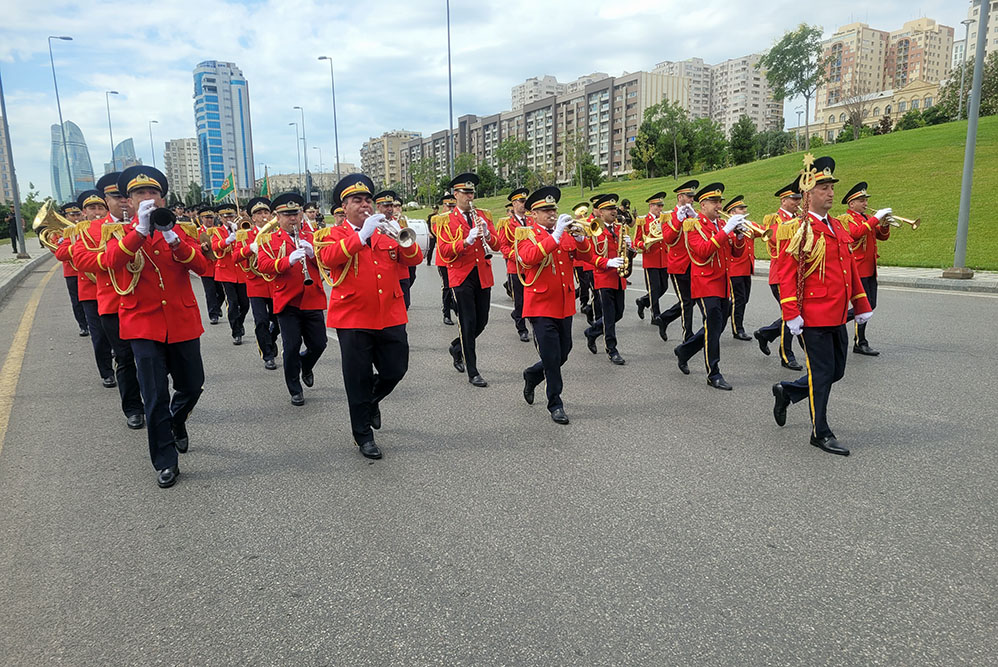 Silahlı Qüvvələr Günündə hərbi qulluqçuların yürüşləri təşkil olunub (FOTO)