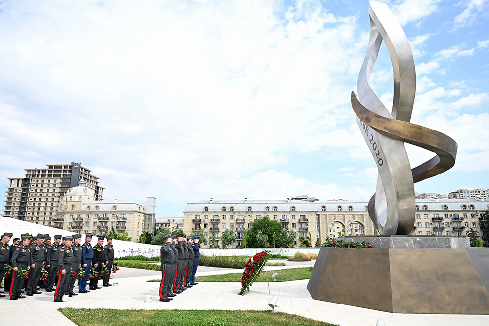 Müdafiə Nazirliyinin rəhbər heyəti Fəxri Xiyaban, Zəfər parkı və Hərbi Memorial Məzarlığı ziyarət edib (FOTO/VİDEO)