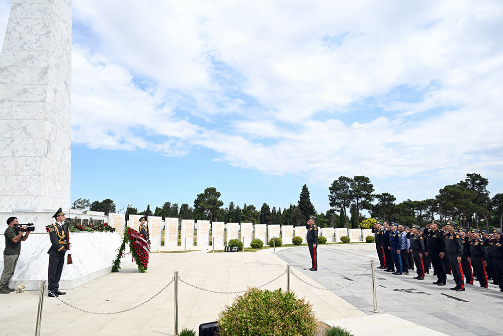 Müdafiə Nazirliyinin rəhbər heyəti Fəxri Xiyaban, Zəfər parkı və Hərbi Memorial Məzarlığı ziyarət edib (FOTO/VİDEO)
