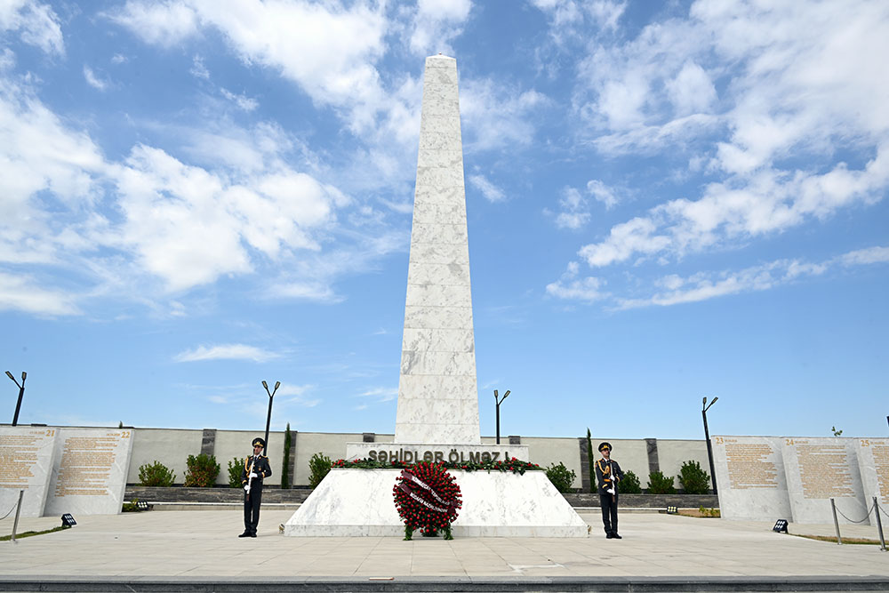 Müdafiə Nazirliyinin rəhbər heyəti Fəxri Xiyaban, Zəfər parkı və Hərbi Memorial Məzarlığı ziyarət edib (FOTO/VİDEO)