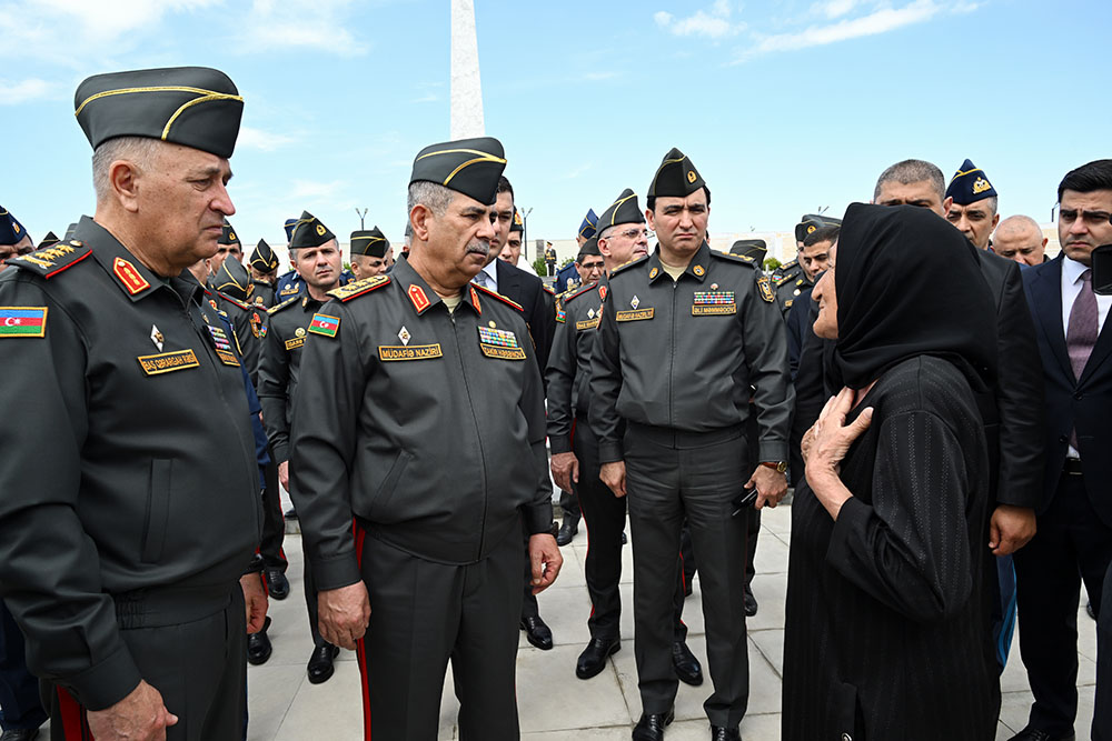 Müdafiə Nazirliyinin rəhbər heyəti Fəxri Xiyaban, Zəfər parkı və Hərbi Memorial Məzarlığı ziyarət edib (FOTO/VİDEO)