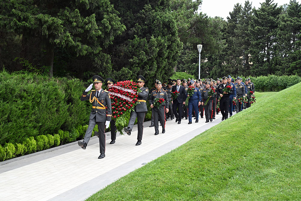 Müdafiə Nazirliyinin rəhbər heyəti Fəxri Xiyaban, Zəfər parkı və Hərbi Memorial Məzarlığı ziyarət edib (FOTO/VİDEO)