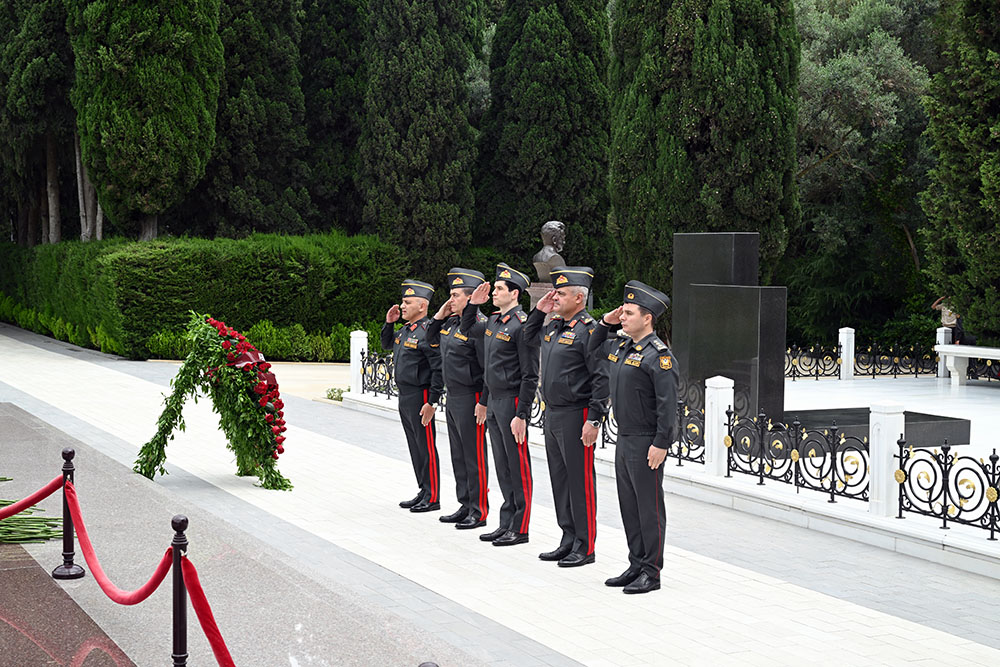 Müdafiə Nazirliyinin rəhbər heyəti Fəxri Xiyaban, Zəfər parkı və Hərbi Memorial Məzarlığı ziyarət edib (FOTO/VİDEO)