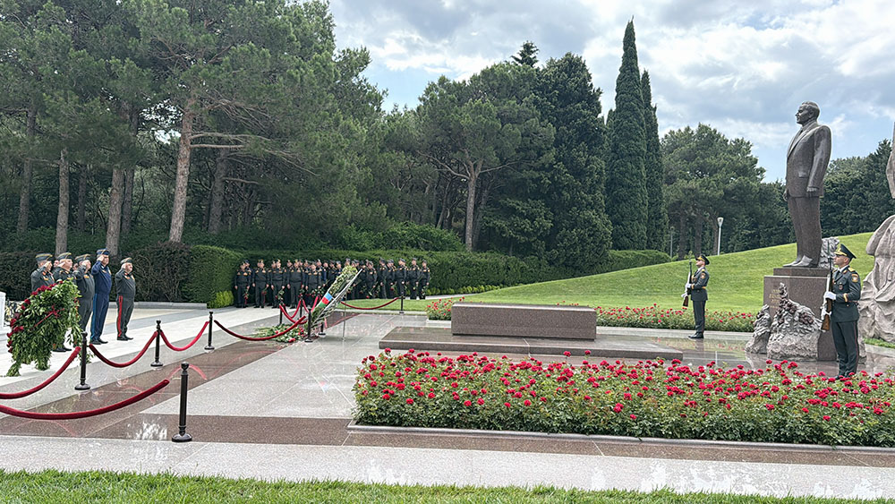 Müdafiə Nazirliyinin rəhbər heyəti Fəxri Xiyaban, Zəfər parkı və Hərbi Memorial Məzarlığı ziyarət edib (FOTO/VİDEO)