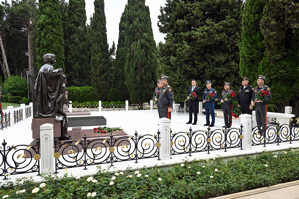 Müdafiə Nazirliyinin rəhbər heyəti Fəxri Xiyaban, Zəfər parkı və Hərbi Memorial Məzarlığı ziyarət edib (FOTO/VİDEO)