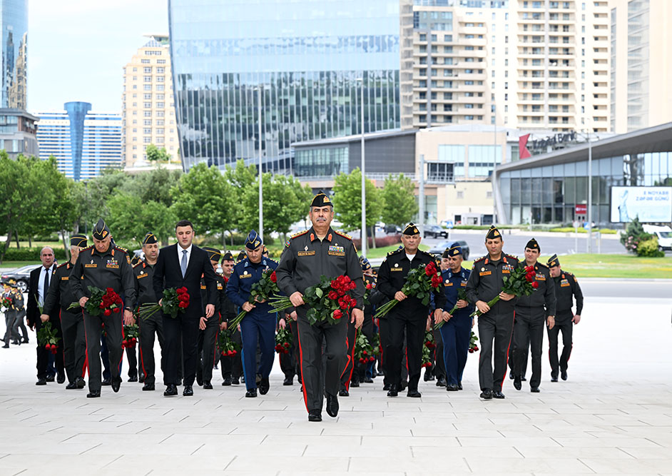 Müdafiə Nazirliyinin rəhbər heyəti Fəxri Xiyaban, Zəfər parkı və Hərbi Memorial Məzarlığı ziyarət edib (FOTO/VİDEO)