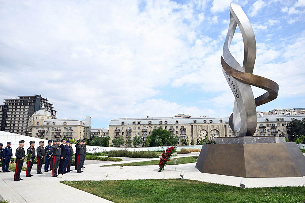 Müdafiə Nazirliyinin rəhbər heyəti Fəxri Xiyaban, Zəfər parkı və Hərbi Memorial Məzarlığı ziyarət edib (FOTO/VİDEO)