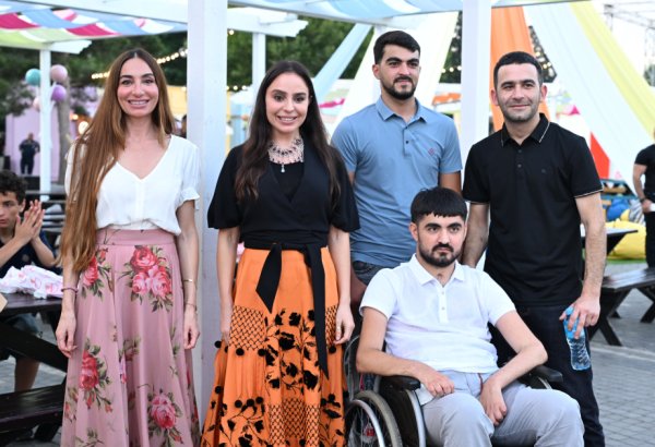 Leyla Əliyeva və Arzu Əliyeva “CandyFest” yay festivalını ziyarət edib və “Sehrli mirvari” su sirki şousunu izləyiblər (FOTO)