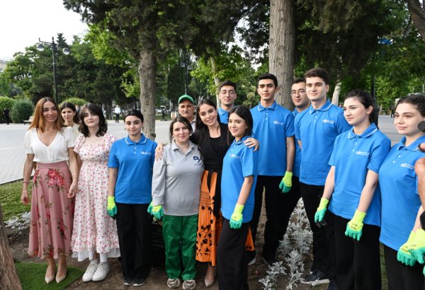 Leyla Əliyeva və Arzu Əliyeva Bakı Bulvarında mövsümi güllərin əkilməsi aksiyasında iştirak ediblər (FOTO)