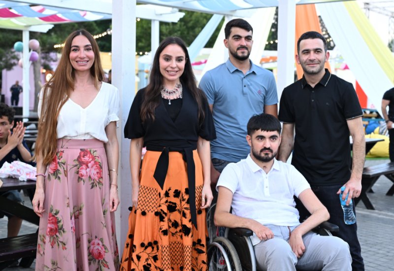 Leyla Əliyeva və Arzu Əliyeva “CandyFest” yay festivalını ziyarət edib və “Sehrli mirvari” su sirki şousunu izləyiblər (FOTO)