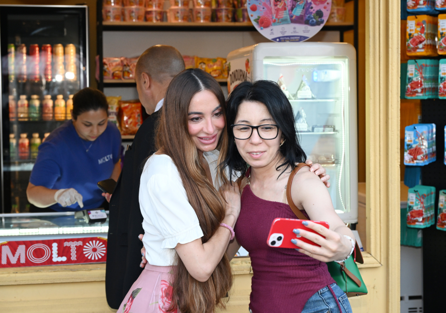Leyla Əliyeva və Arzu Əliyeva “CandyFest” yay festivalını ziyarət edib və “Sehrli mirvari” su sirki şousunu izləyiblər (FOTO)