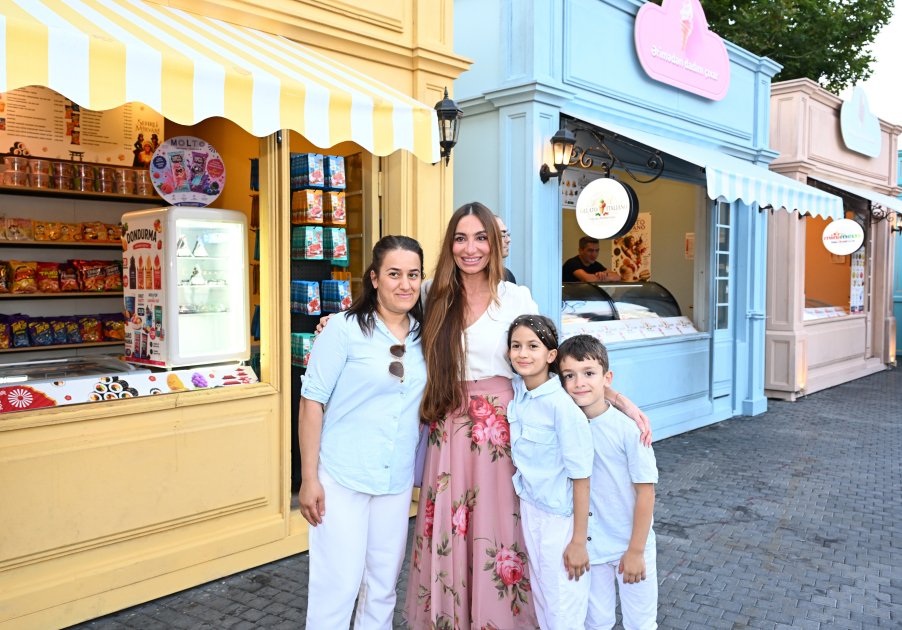 Leyla Əliyeva və Arzu Əliyeva “CandyFest” yay festivalını ziyarət edib və “Sehrli mirvari” su sirki şousunu izləyiblər (FOTO)
