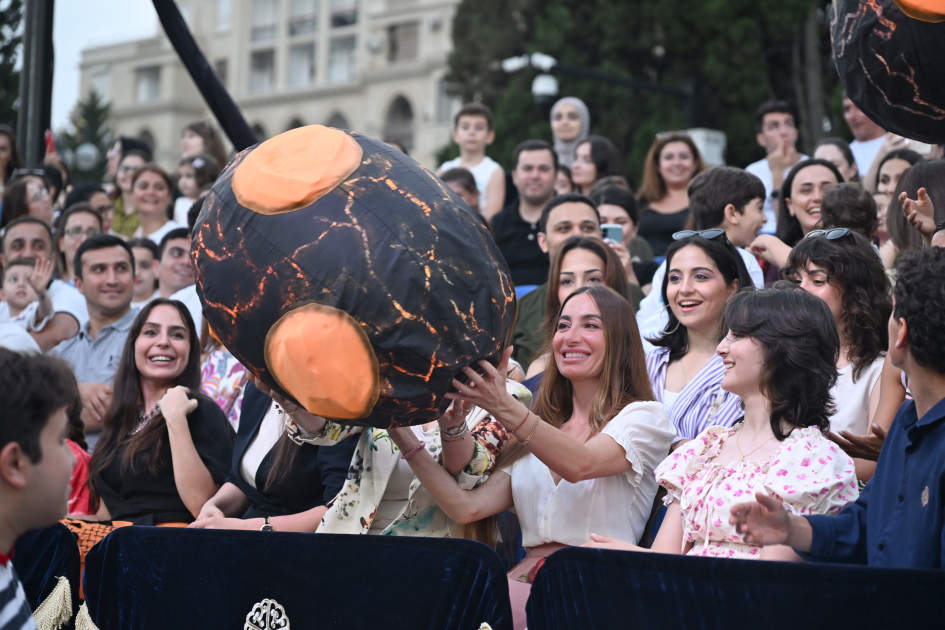 Leyla Əliyeva və Arzu Əliyeva “CandyFest” yay festivalını ziyarət edib və “Sehrli mirvari” su sirki şousunu izləyiblər (FOTO)