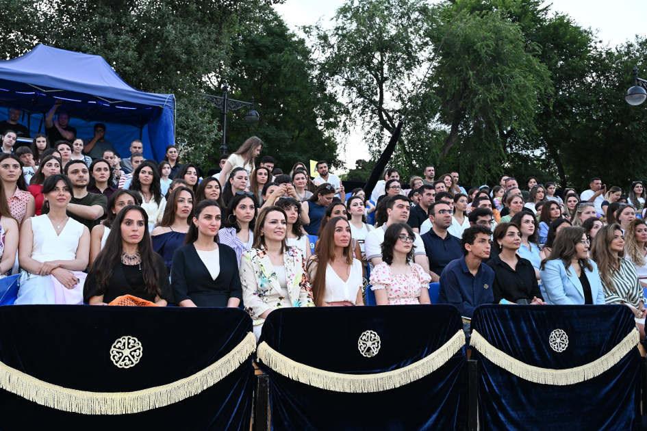 Leyla Əliyeva və Arzu Əliyeva “CandyFest” yay festivalını ziyarət edib və “Sehrli mirvari” su sirki şousunu izləyiblər (FOTO)