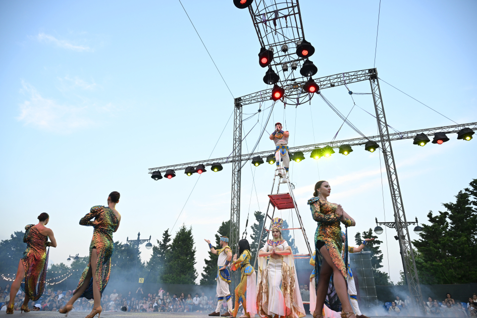 Leyla Əliyeva və Arzu Əliyeva “CandyFest” yay festivalını ziyarət edib və “Sehrli mirvari” su sirki şousunu izləyiblər (FOTO)