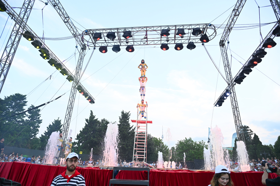 Leyla Əliyeva və Arzu Əliyeva “CandyFest” yay festivalını ziyarət edib və “Sehrli mirvari” su sirki şousunu izləyiblər (FOTO)