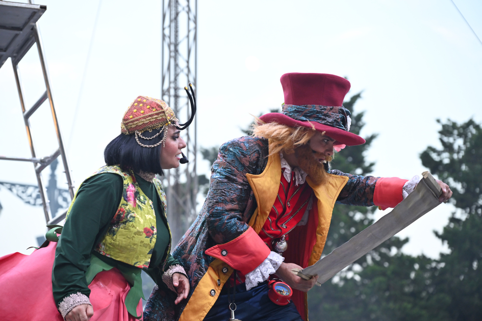 Leyla Əliyeva və Arzu Əliyeva “CandyFest” yay festivalını ziyarət edib və “Sehrli mirvari” su sirki şousunu izləyiblər (FOTO)