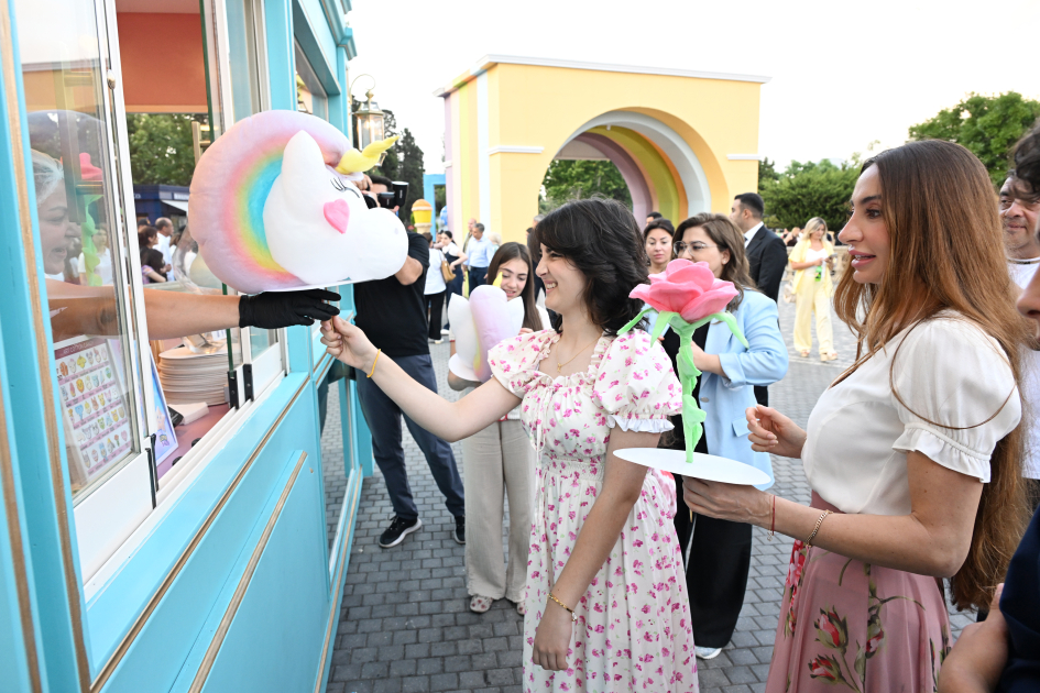 Leyla Əliyeva və Arzu Əliyeva “CandyFest” yay festivalını ziyarət edib və “Sehrli mirvari” su sirki şousunu izləyiblər (FOTO)