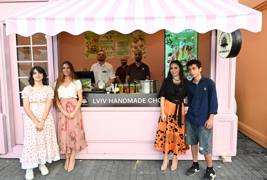 Leyla Əliyeva və Arzu Əliyeva “CandyFest” yay festivalını ziyarət edib və “Sehrli mirvari” su sirki şousunu izləyiblər (FOTO)