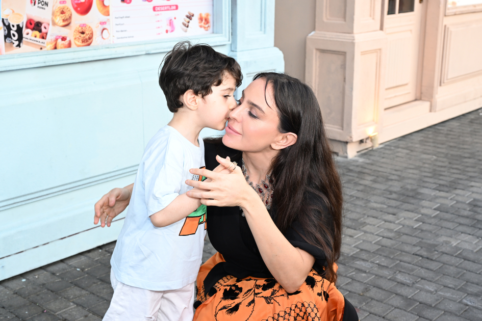 Leyla Əliyeva və Arzu Əliyeva “CandyFest” yay festivalını ziyarət edib və “Sehrli mirvari” su sirki şousunu izləyiblər (FOTO)