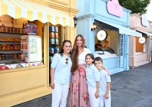 Leyla Əliyeva və Arzu Əliyeva “CandyFest” yay festivalını ziyarət edib və “Sehrli mirvari” su sirki şousunu izləyiblər (FOTO)
