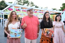Leyla Əliyeva və Arzu Əliyeva “CandyFest” yay festivalını ziyarət edib və “Sehrli mirvari” su sirki şousunu izləyiblər (FOTO)