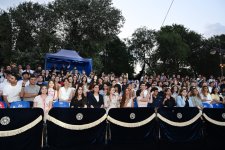 Leyla Əliyeva və Arzu Əliyeva “CandyFest” yay festivalını ziyarət edib və “Sehrli mirvari” su sirki şousunu izləyiblər (FOTO)