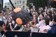 Leyla Əliyeva və Arzu Əliyeva “CandyFest” yay festivalını ziyarət edib və “Sehrli mirvari” su sirki şousunu izləyiblər (FOTO)