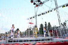 Leyla Əliyeva və Arzu Əliyeva “CandyFest” yay festivalını ziyarət edib və “Sehrli mirvari” su sirki şousunu izləyiblər (FOTO)