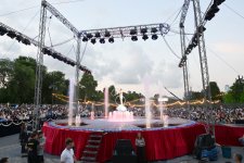 Leyla Əliyeva və Arzu Əliyeva “CandyFest” yay festivalını ziyarət edib və “Sehrli mirvari” su sirki şousunu izləyiblər (FOTO)
