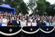 Leyla Əliyeva və Arzu Əliyeva “CandyFest” yay festivalını ziyarət edib və “Sehrli mirvari” su sirki şousunu izləyiblər (FOTO)