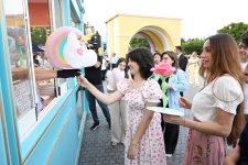 Leyla Əliyeva və Arzu Əliyeva “CandyFest” yay festivalını ziyarət edib və “Sehrli mirvari” su sirki şousunu izləyiblər (FOTO)
