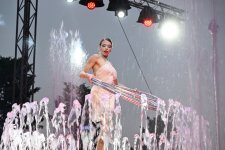 Leyla Əliyeva və Arzu Əliyeva “CandyFest” yay festivalını ziyarət edib və “Sehrli mirvari” su sirki şousunu izləyiblər (FOTO)