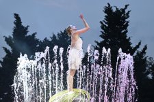 Leyla Əliyeva və Arzu Əliyeva “CandyFest” yay festivalını ziyarət edib və “Sehrli mirvari” su sirki şousunu izləyiblər (FOTO)