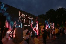 Leyla Əliyeva və Arzu Əliyeva “CandyFest” yay festivalını ziyarət edib və “Sehrli mirvari” su sirki şousunu izləyiblər (FOTO)