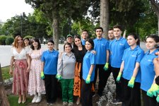 Leyla Əliyeva və Arzu Əliyeva Bakı Bulvarında mövsümi güllərin əkilməsi aksiyasında iştirak ediblər (FOTO)