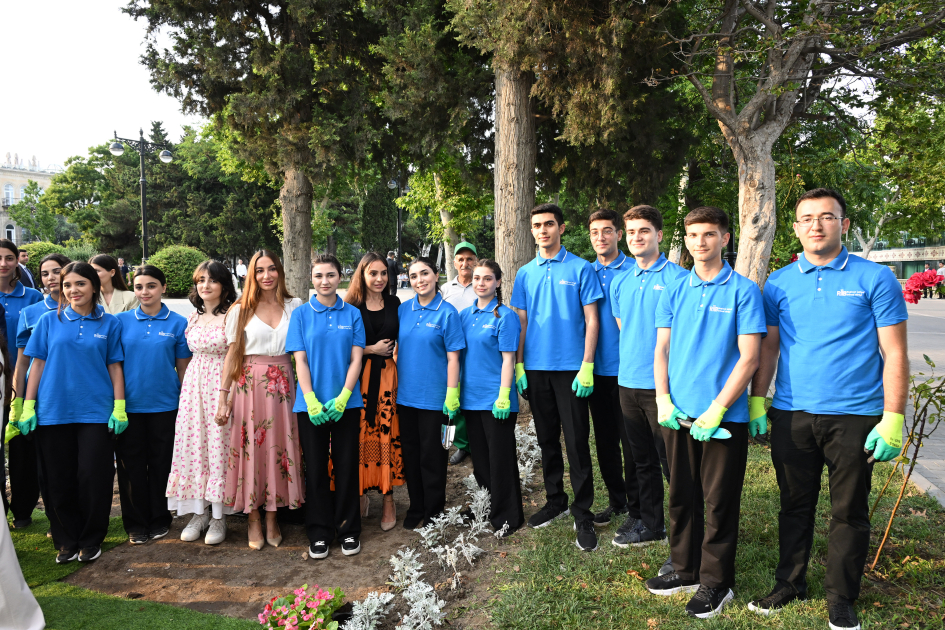 Leyla Əliyeva və Arzu Əliyeva Bakı Bulvarında mövsümi güllərin əkilməsi aksiyasında iştirak ediblər (FOTO)