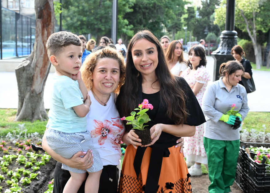 Leyla Əliyeva və Arzu Əliyeva Bakı Bulvarında mövsümi güllərin əkilməsi aksiyasında iştirak ediblər (FOTO)