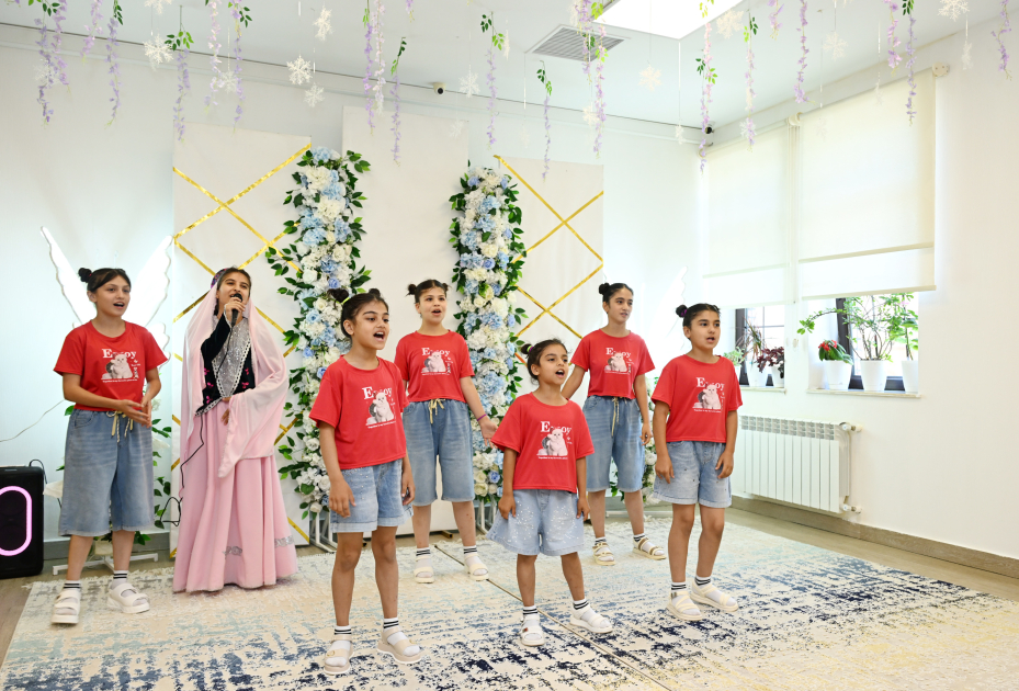 Heydər Əliyev Fondunun vitse-prezidenti Leyla Əliyeva Şəkidə Uşaq evi sosial xidmət müəssisəsinin sakinləri ilə görüşüb (FOTO)