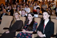 Heydər Əliyev Fondunun vitse-prezidenti Leyla Əliyeva “Onlardan biri: Emil” adlı anım tədbirində iştirak edib (FOTO)