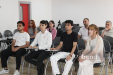 “Zərərli xarici təsirlərə və saxta xəbərlərə qarşı sayıqlığın artırılmasına dəstək” layihəsi çərçivəsində tədbir keçirilib (FOTO/VİDEO)
