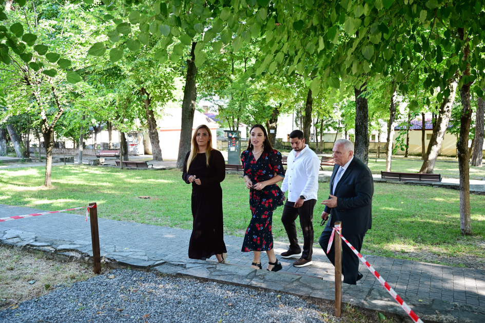 Heydər Əliyev Fondunun vitse-prezidenti Leyla Əliyeva Şəki şəhərindəki Məhəmməd Füzuli adına parkda görülən işlərlə tanış olub (FOTO)